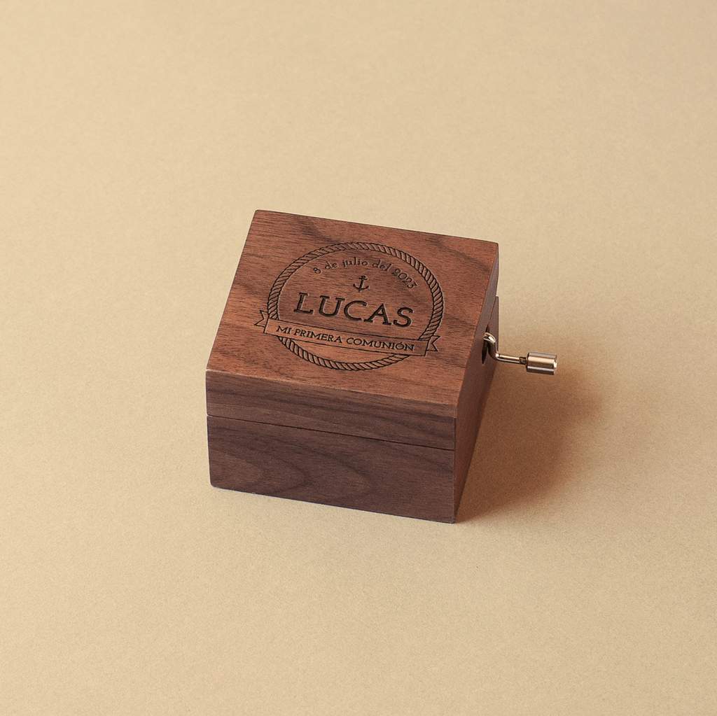 Caja de música pequeña de madera de nogal comunión